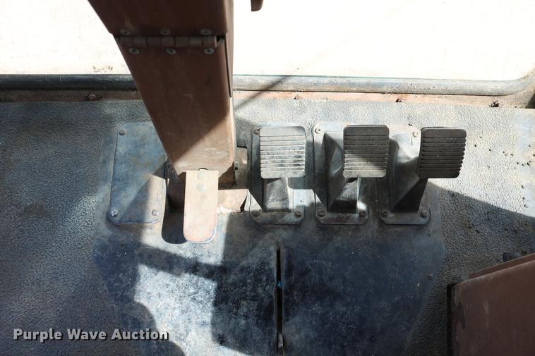 image for item DC7563 1981 Gleaner L2 combine