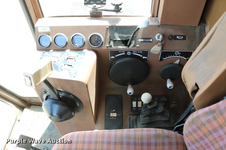 image for item DC7563 1981 Gleaner L2 combine