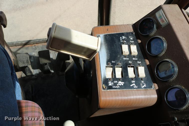 image for item DC7563 1981 Gleaner L2 combine