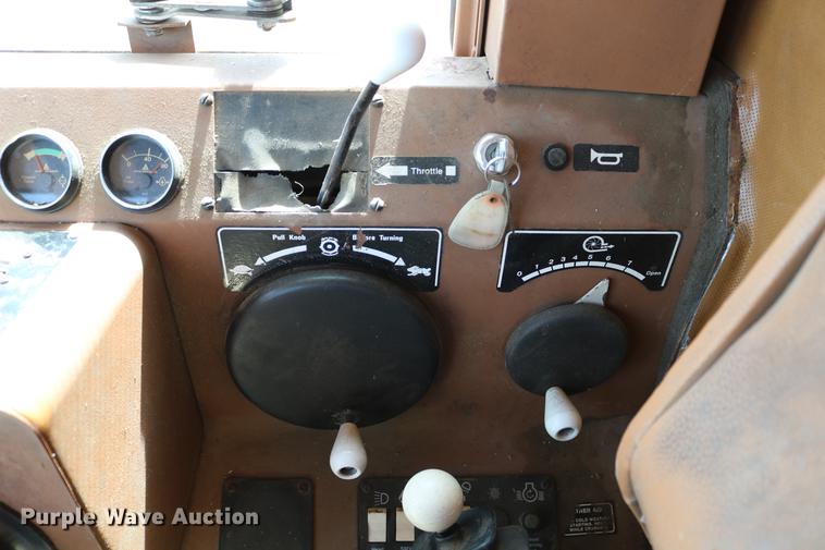 image for item DC7563 1981 Gleaner L2 combine