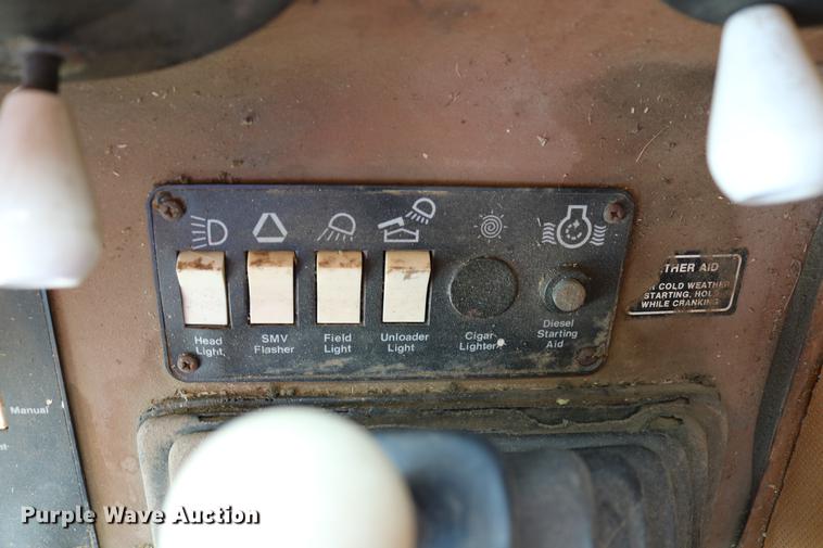 image for item DC7563 1981 Gleaner L2 combine