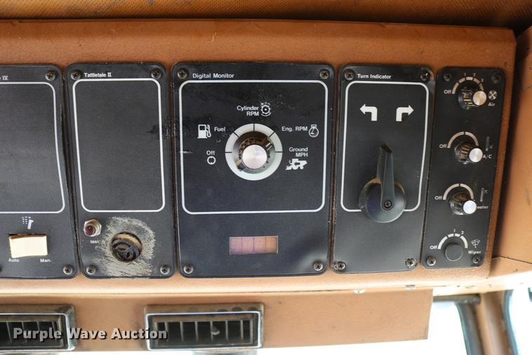 image for item DC7563 1981 Gleaner L2 combine