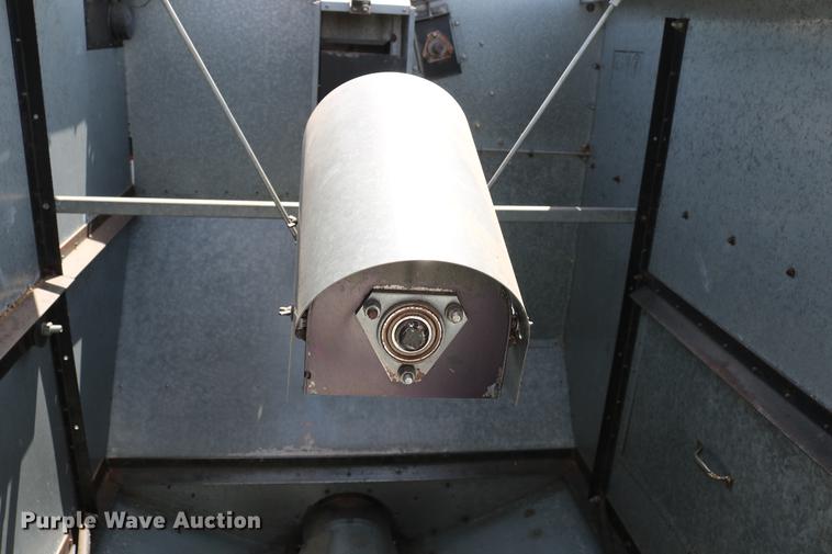 image for item DC7563 1981 Gleaner L2 combine