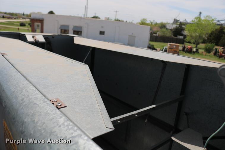 image for item DC7563 1981 Gleaner L2 combine