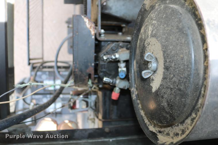 image for item DC7563 1981 Gleaner L2 combine