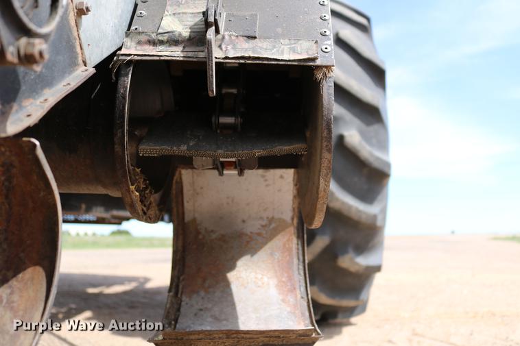 image for item DC7563 1981 Gleaner L2 combine