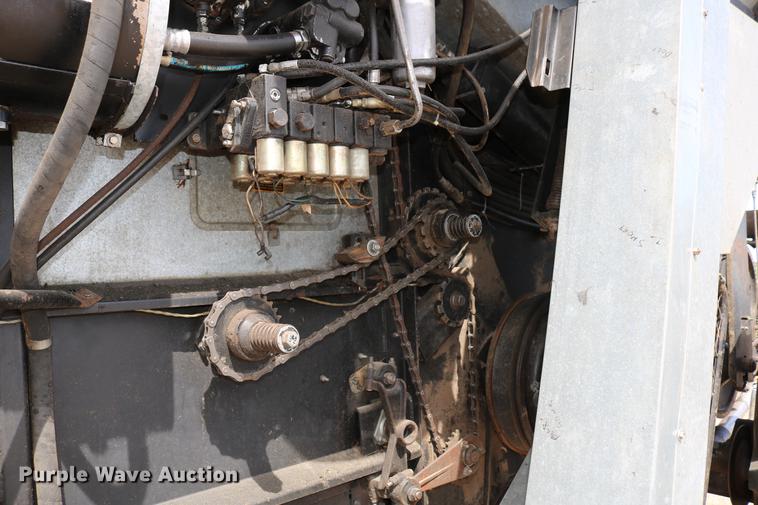 image for item DC7563 1981 Gleaner L2 combine