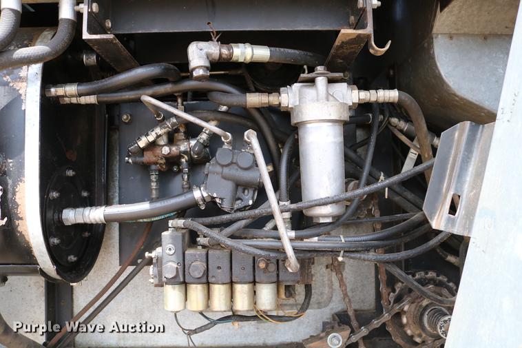 image for item DC7563 1981 Gleaner L2 combine