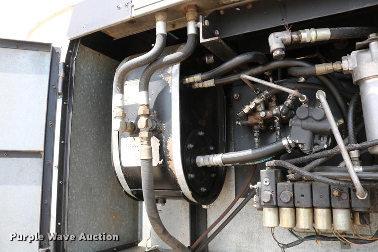 image for item DC7563 1981 Gleaner L2 combine