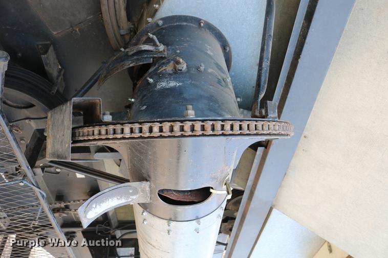 image for item DC7563 1981 Gleaner L2 combine