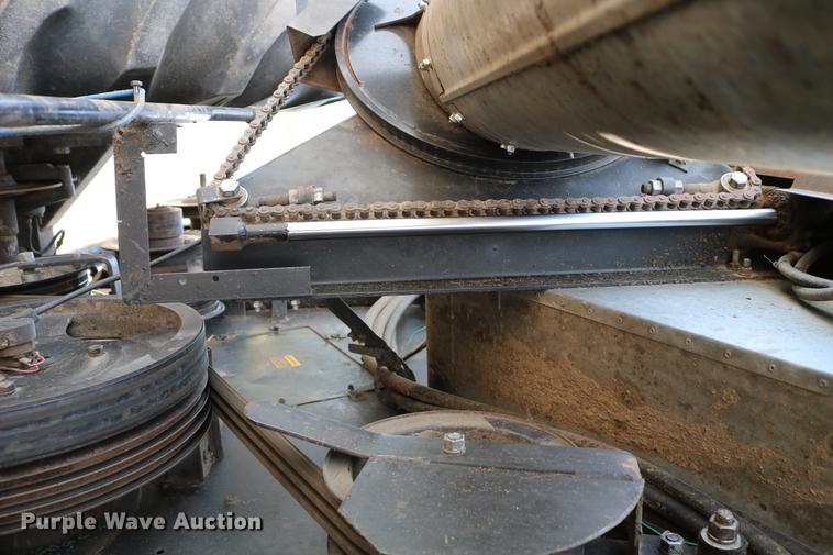 image for item DC7563 1981 Gleaner L2 combine