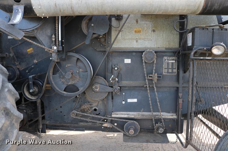 image for item DC7563 1981 Gleaner L2 combine