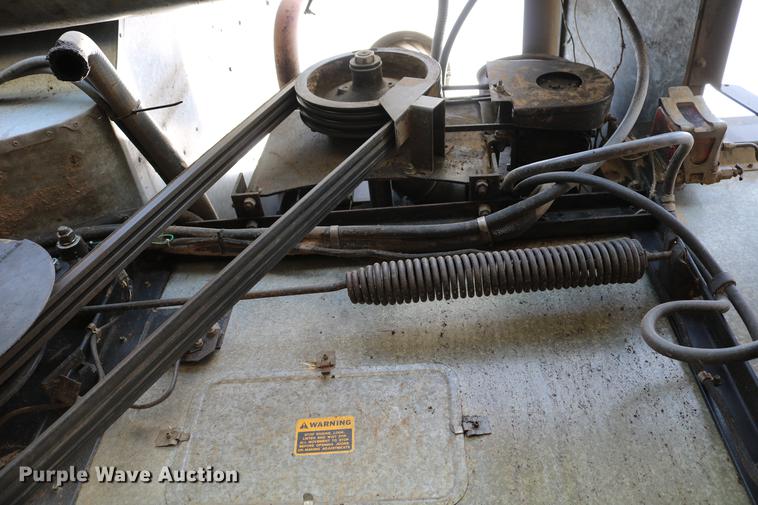 image for item DC7563 1981 Gleaner L2 combine