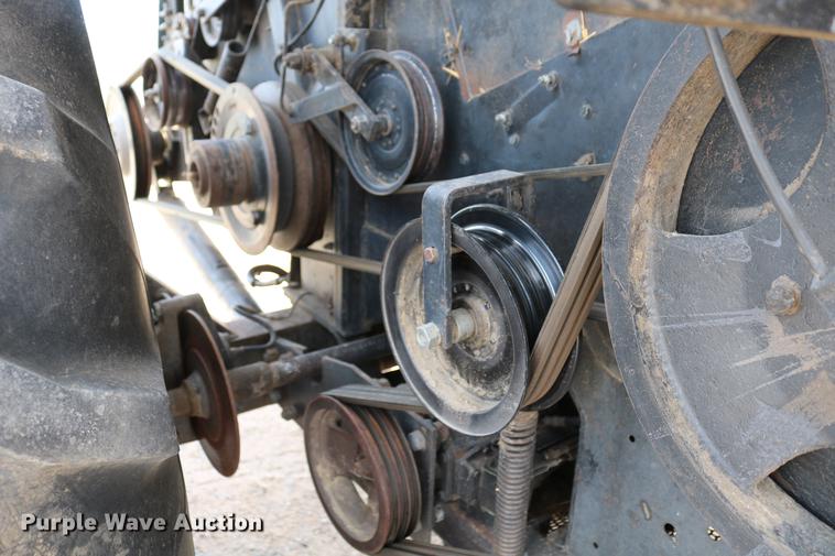 image for item DC7563 1981 Gleaner L2 combine