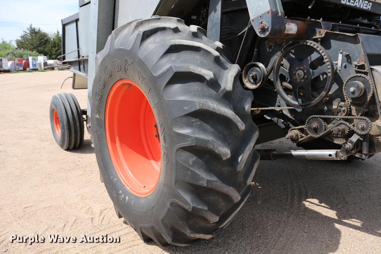 image for item DC7563 1981 Gleaner L2 combine