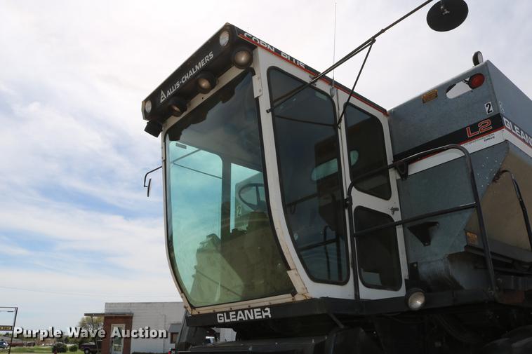 image for item DC7563 1981 Gleaner L2 combine
