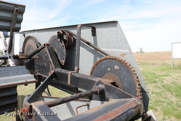 image for item DC7563 1981 Gleaner L2 combine