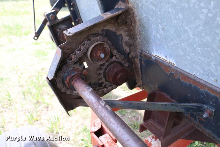 image for item DC7563 1981 Gleaner L2 combine