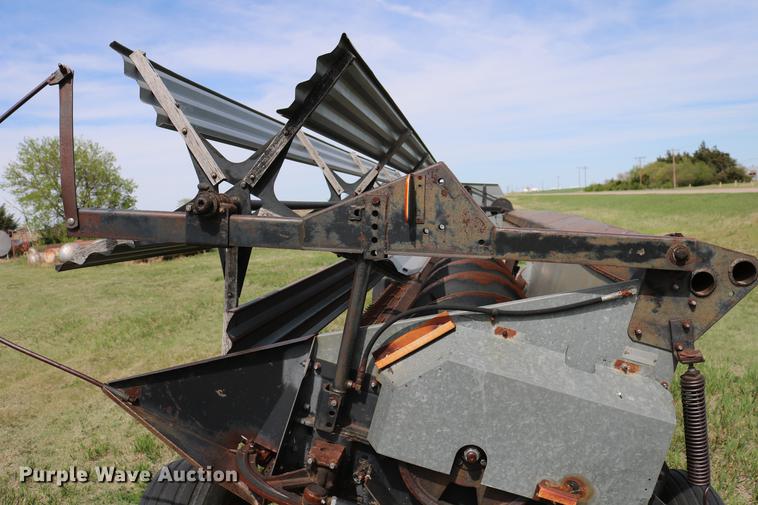 image for item DC7563 1981 Gleaner L2 combine