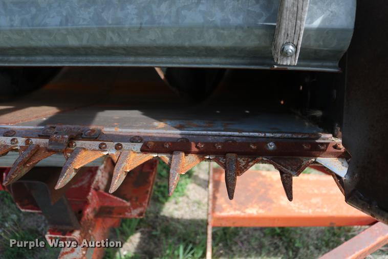 image for item DC7563 1981 Gleaner L2 combine