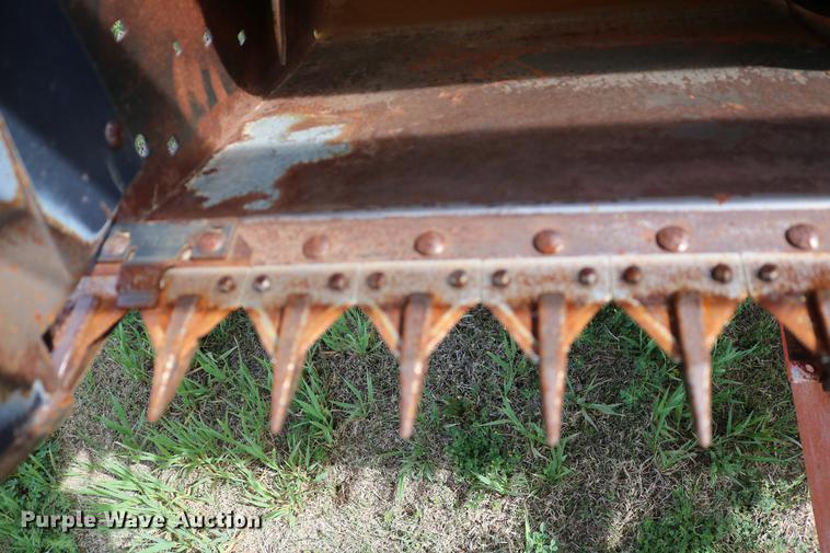 image for item DC7563 1981 Gleaner L2 combine