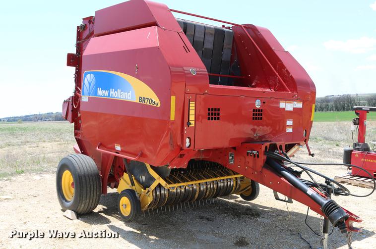 image for item DD4235 2009 New Holland BR7090 round baler