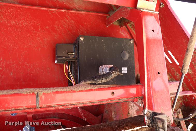 image for item DD4235 2009 New Holland BR7090 round baler