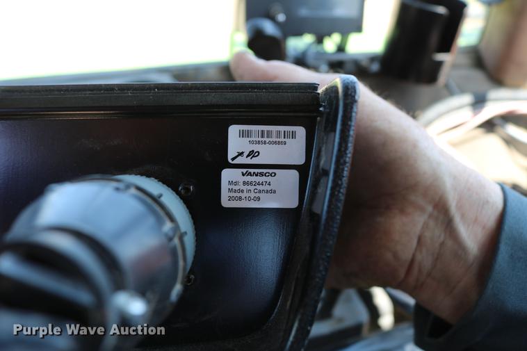 image for item DD4235 2009 New Holland BR7090 round baler