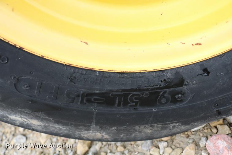 image for item DD4252 2007 John Deere 936D draper head