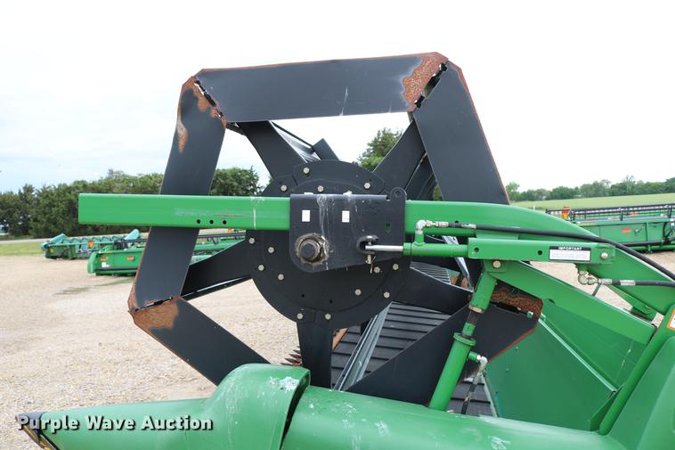 image for item DD4252 2007 John Deere 936D draper head