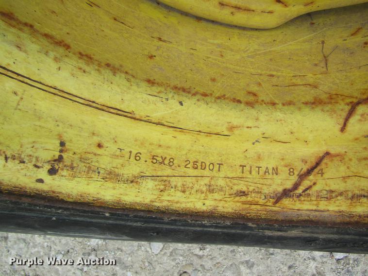 image for item DD8423 2000 John Deere 4600 tractor