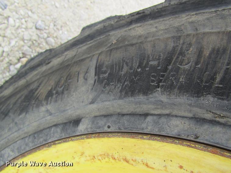 image for item DD8423 2000 John Deere 4600 tractor