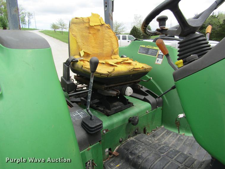 image for item DD8423 2000 John Deere 4600 tractor
