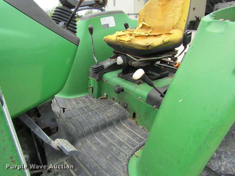 image for item DD8423 2000 John Deere 4600 tractor