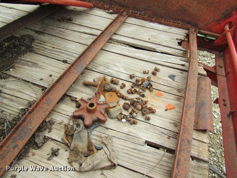 image for item DD8424 Massey Ferguson 130 manure spreader