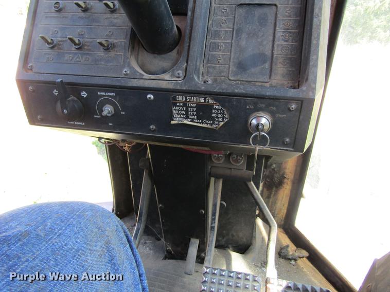 image for item DD8784 1987 White 2-155 Series 3 tractor