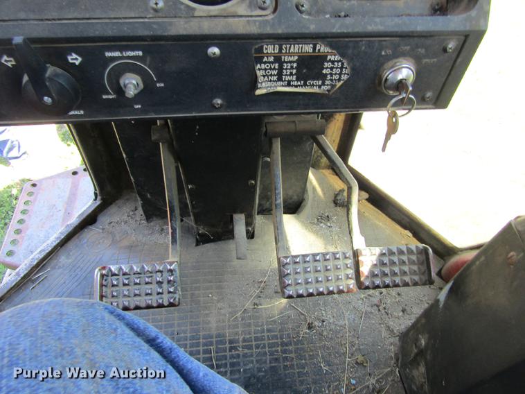 image for item DD8784 1987 White 2-155 Series 3 tractor