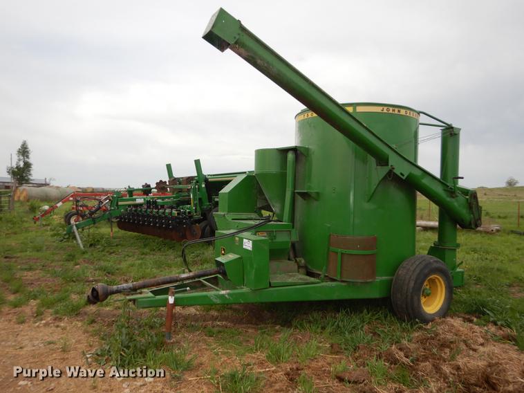John Deere 750 feed mixer/grinder in Council Grove, KS Item DE1662