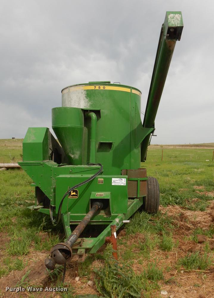 image for item DE1662 John Deere 750 feed mixer/grinder