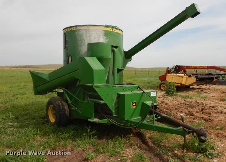 image for item DE1662 John Deere 750 feed mixer/grinder