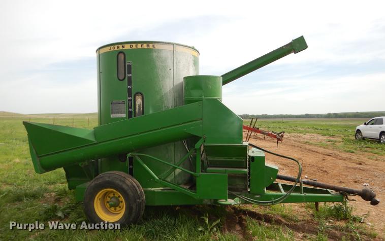 image for item DE1662 John Deere 750 feed mixer/grinder