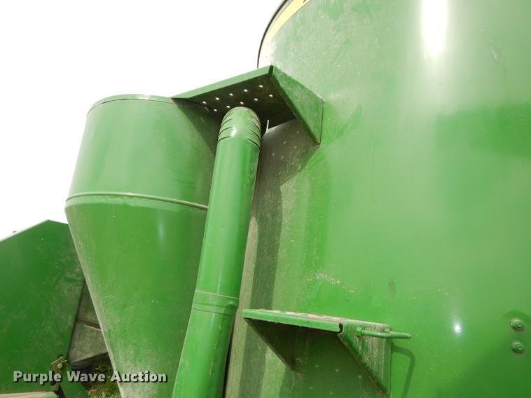 image for item DE1662 John Deere 750 feed mixer/grinder
