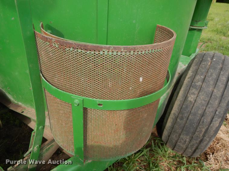 image for item DE1662 John Deere 750 feed mixer/grinder