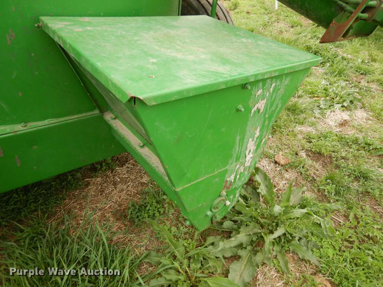 image for item DE1662 John Deere 750 feed mixer/grinder
