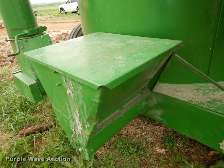 image for item DE1662 John Deere 750 feed mixer/grinder