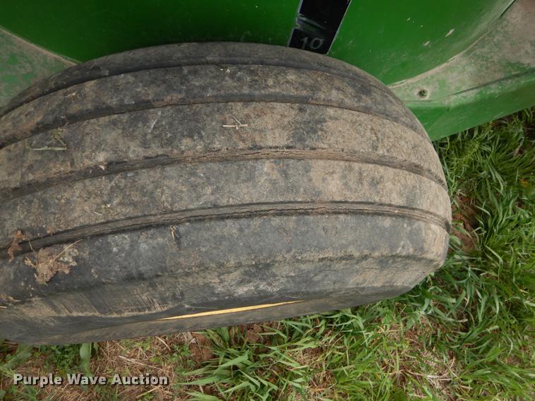 image for item DE1662 John Deere 750 feed mixer/grinder