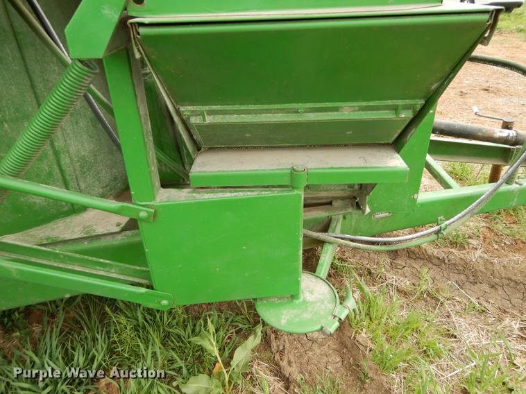 image for item DE1662 John Deere 750 feed mixer/grinder
