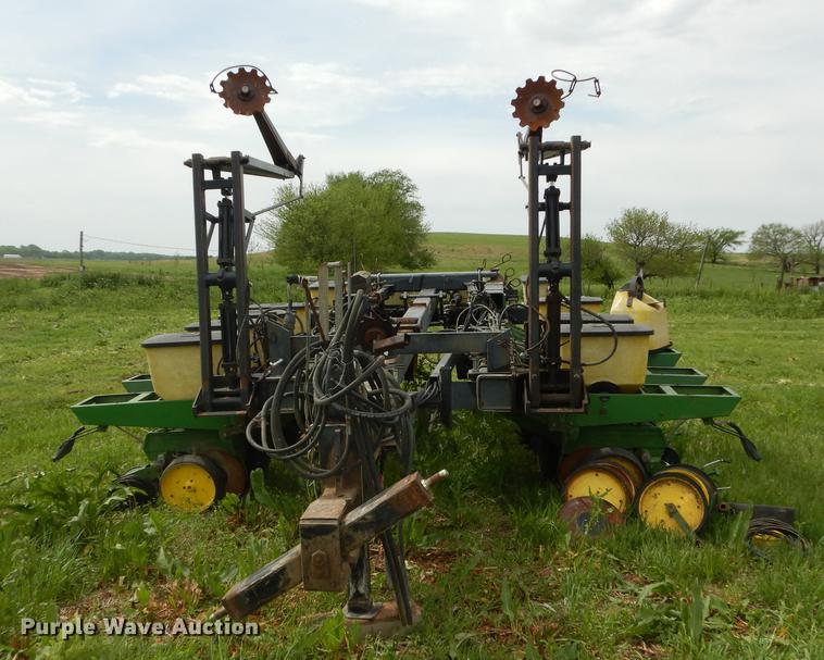 image for item DE1666 John Deere 7000 planter