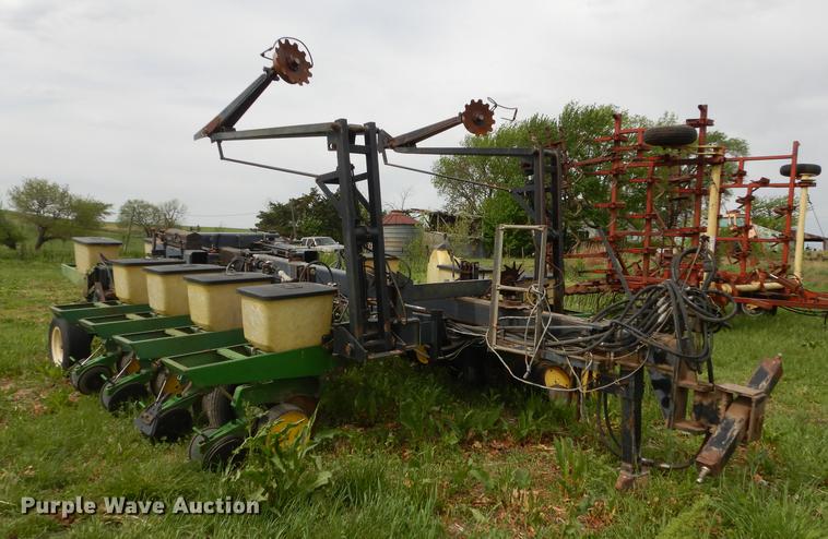 image for item DE1666 John Deere 7000 planter