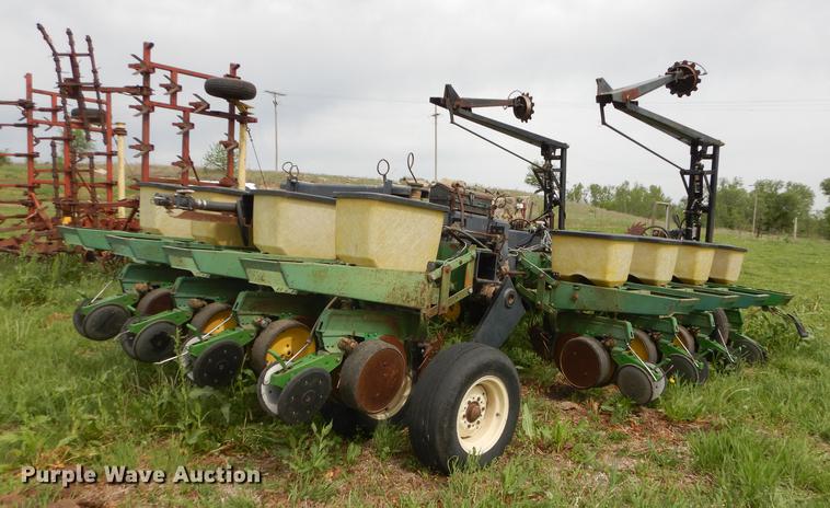 image for item DE1666 John Deere 7000 planter